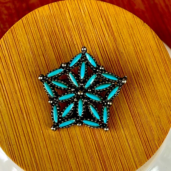 Turquoise colored brooch - Picture 1 of 3